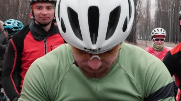 Kiev / Ucraina - 24 febbraio 2019 Kiev Cyclocross Cup. Ciclista sta guardando la fotocamera — Video Stock