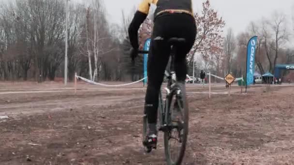 Kiev / Ucrânia - 24 de fevereiro de 2019 Kiev Cyclocross Cup. Ciclista a caminho do acabamento — Vídeo de Stock