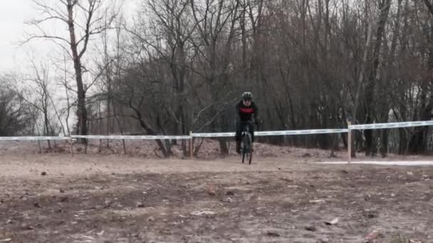 Kiev/Oekraïne-februari, 24 2019 Kiev Cyclocross Cup. Mollige fietser in een race — Stockvideo