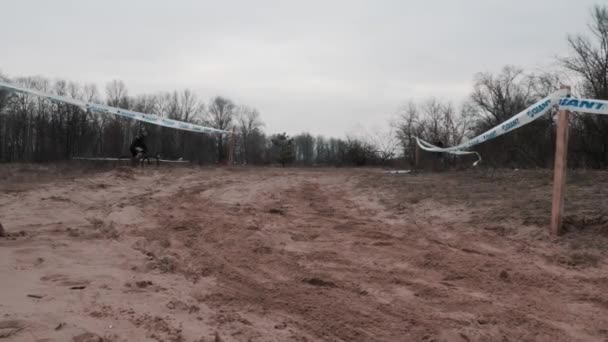 Kiev/Oekraïne-februari, 24 2019 Kiev Cyclocross Cup. Fietser rijden in het zand. Slow Motion — Stockvideo