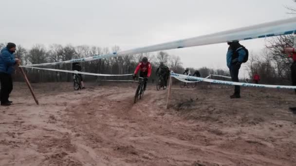 Kijów/Ukraina-luty, 24 2019 kijowski Puchar Cyclocross. Rowerzysta w piasku. Zwolnionym — Wideo stockowe