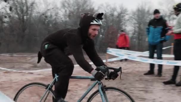 Kiev/Oekraïne-februari, 24 2019 Kiev Cyclocross Cup. Fietser in Bear kostuum — Stockvideo