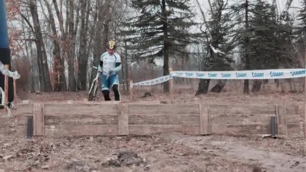 Kiev/Ukraina-februari, 24 2019 Kiev Cyclocross Cup. Cyklisten hoppar över barriärerna — Stockvideo