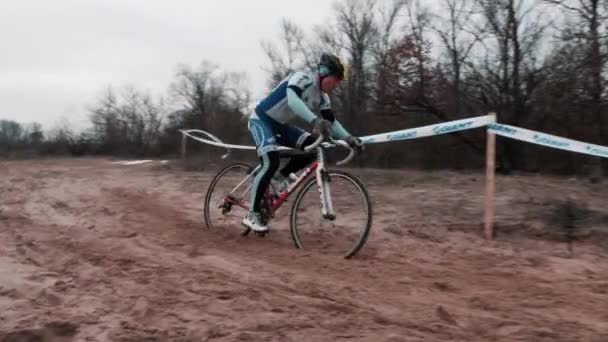Kiev/Oekraïne-februari, 24 2019 Kiev Cyclocross Cup. Fietser in het zand. Slow Motion — Stockvideo