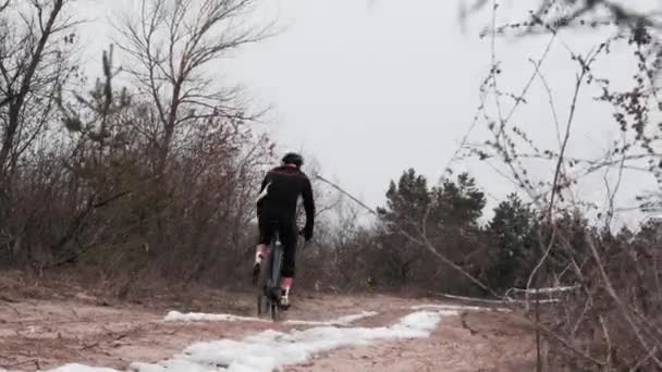 Kiev/Oekraïne-februari, 24 2019 Kiev Cyclocross Cup. Back shot fietsers racen in de sneeuw — Stockvideo