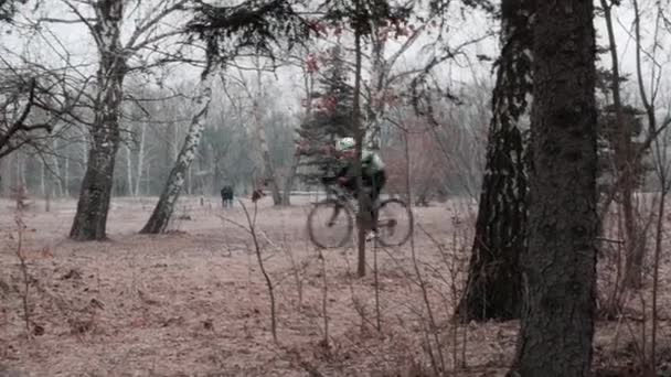 Kiev/Ukrayna-Şubat, 24 2019 Kiev cyclocross Kupası. Bisikletçi tek başına sürme — Stok video