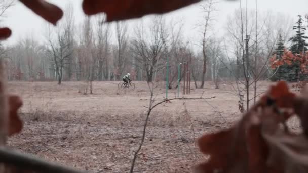 Kiev/Oekraïne-februari, 24 2019 Kiev Cyclocross Cup. Fietser langs de bomen — Stockvideo