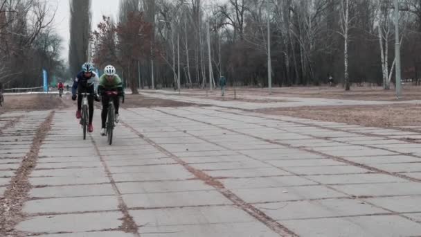 Kijów/Ukraina-luty, 24 2019 kijowski Puchar Cyclocross. Rowerzysta przechodzącej linię mety — Wideo stockowe