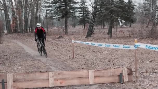 Kiev/Oekraïne-februari, 24 2019 Kiev Cyclocross Cup. Fietser springt op een fiets — Stockvideo