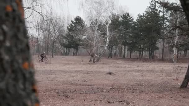 Kiev / ukraine -februar, 24 2019 kiev cyclocross cup. Crossfahrer allein unterwegs — Stockvideo