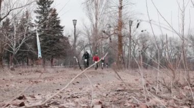 Kiev/Ukrayna-Şubat, 24 2019 Kiev Cross Country XC Kupası. Kameraya doğru sürme bisikletçiler grubu