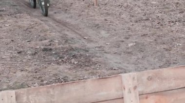 Kiev/Ukrayna-Şubat, 24 2019 Kiev Cross Country XC Kupası. Yakın yukarı shot Biker kollarını Bisiklet ile çalışır