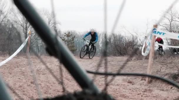 Kiev/Ukraina-februari, 24 2019 Kiev Cross Country XC Cup. Cyklister som passerar sand parken i spåret — Stockvideo