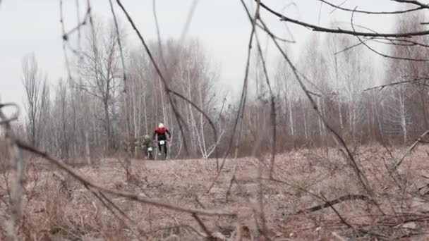 Kiev / ukraine -februar, 24 2019 kiev cross country xc cup. zwei Biker bei einem Rennen — Stockvideo