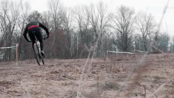 Kiev / ukraine -februar, 24 2019 kiev cross country xc cup. Reiter, die aus dem Sattel steigen — Stockvideo