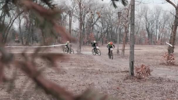 Kiev / ukraine -februar, 24 2019 kiev cross country xc cup. Drei Radfahrer rasen — Stockvideo