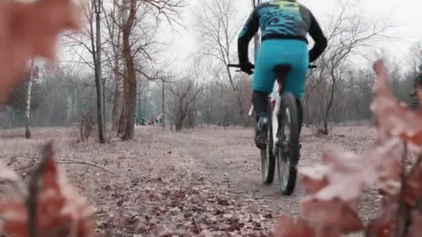 Kiev/Ukraina-februari, 24 2019 Kiev Cross Country XC Cup. Cyklist ridning från kameran. Tillbaka skott — Stockvideo