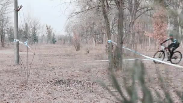 Kiev / Ucraina - 24 febbraio 2019 Kiev Cross Country XC Cup. Ciclista cavalca attraverso gli alberi — Video Stock