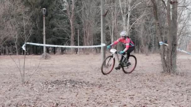 Kiev / Ucrania febrero, 24 2019 Kiev Cross Country XC Cup. Mujer ciclista compitiendo — Vídeos de Stock