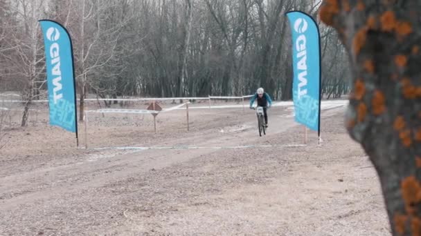 Kiev / Ucraina - 24 febbraio 2019 Kiev Cross Country XC Cup. Ciclista che passa la linea di partenza — Video Stock