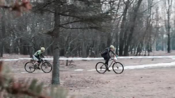 Kiev / Ucrania febrero, 24 2019 Kiev Cross Country XC Cup. Dos motociclistas corriendo uno contra el otro — Vídeos de Stock