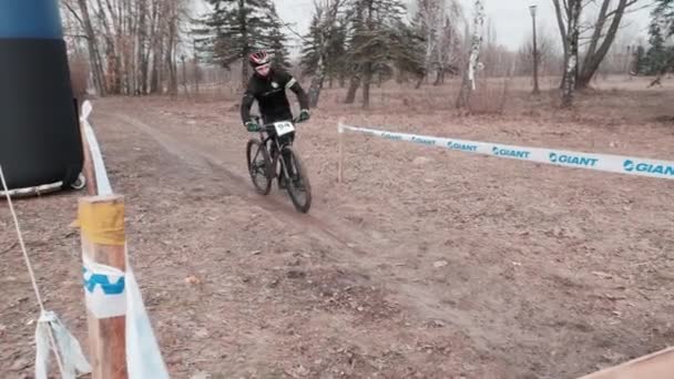 Kiev / Ucraina - 24 febbraio 2019 Kiev Cross Country XC Cup. il ciclista che salta oltre le barriere — Video Stock