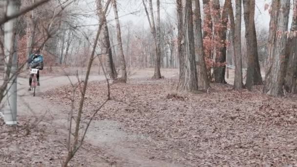 Kiev / Ucrania febrero, 24 2019 Kiev Cross Country XC Cup. Viejo ciclista está montando bicicleta de montaña retro en una carrera de ciclismo — Vídeo de stock