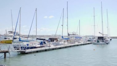 Deniz tekneleri ve yatlar Baf 'taki Marina limanından güneşli rüzgarlı bir günde dinleniyor