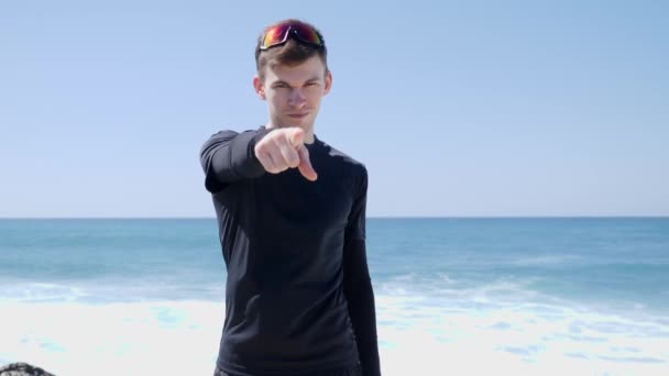 Fiatal Fit magabiztos kaukázusi ember pont ujját a kamerát. Lassított mozgás — Stock videók