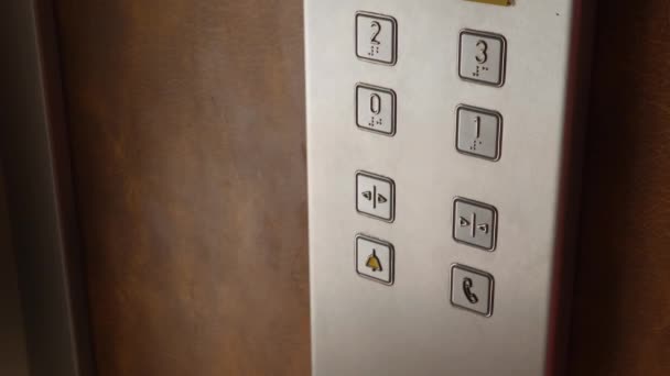 Mujer joven presiona el botón del ascensor y la puerta se cierra. Pulsando el botón del ascensor dentro del ascensor. La puerta se cierra. Movimiento lento — Vídeos de Stock