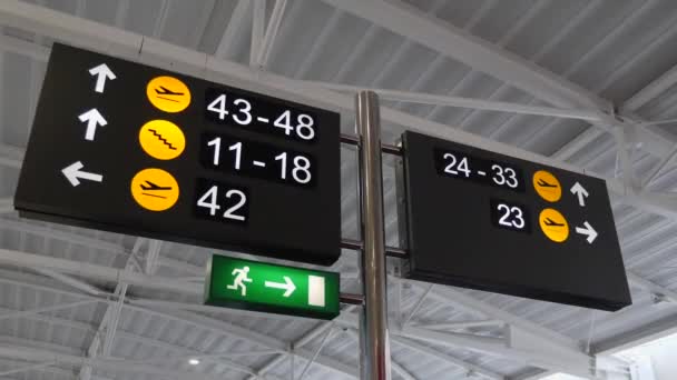 Portes de l'aéroport signes avec des directions différentes — Video