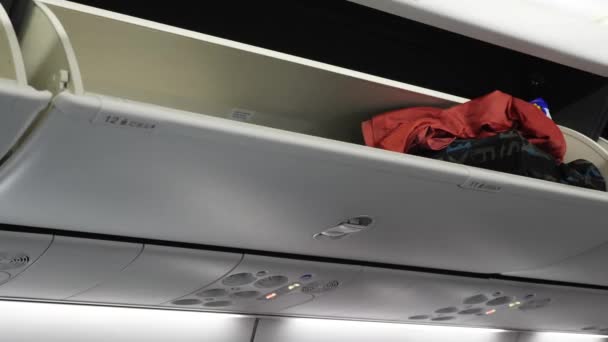 Luggage Compartment in the aiplane with hand luggage in. Airplane luggage compartment — Stock Video