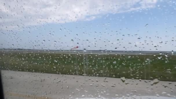 移动空气套风带，显示风向。透过窗户用雨滴从平面上查看 — 图库视频影像