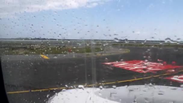 Знак вигляду злітно-посадкової смуги аеропорту не входить через вікно рухомої площини перед відправленням з краплями дощу — стокове відео