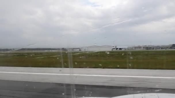 Літак знімає вигляд з вікна літака. Літак знімає з злітно-посадкової смуги. Вид на аеропорт, хоча вікно в той час як літак знімає — стокове відео