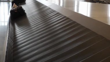 Uluslararası havaalanında Bagaj Talebi. Konveyör bandında hareket eden bavullar