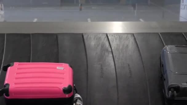 Gepäckausgabe auf dem internationalen Flughafen. Koffer bewegen sich auf dem Förderband. — Stockvideo