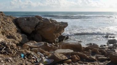 Rocky plaj plastik şişe ve çöp ile kirlenmiş. Atık ve geri dönüşüm konsepti