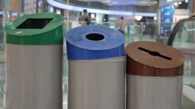 Kadın kağıdı kağıt, plastik ve cam levhalı çöp kutusuna geri dönüştürüyor. Atık ayıklama ve geri dönüşüm