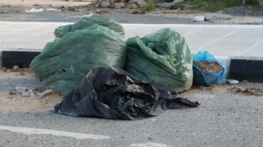 Sokakta tam plastik çöp torbaları. Atık ve geri dönüşüm kavramı. Yavaş çekim