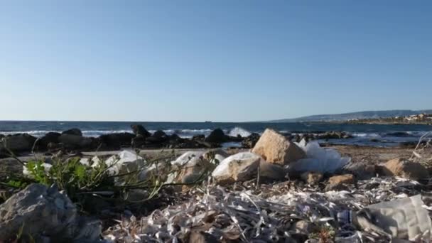 Białe plastikowe torby na piaszczystej plaży. Koncepcja bezpieczeństwa Ziemi. — Wideo stockowe