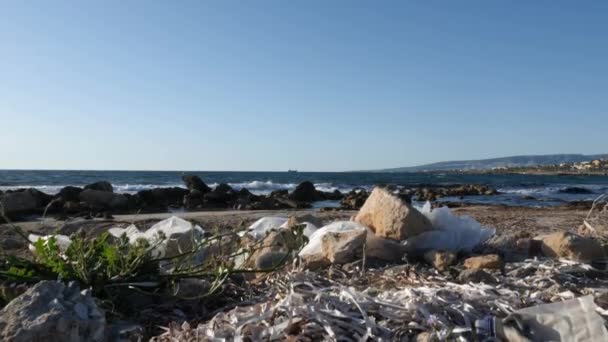 Witte plastic zakken op het zandstrand. Aardse veiligheid concept. Langzame beweging — Stockvideo