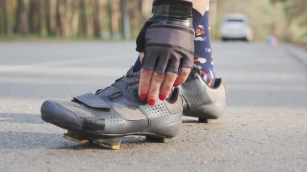 Triathlete kız yarış öncesi yol ayakkabıları sıkılaştırır. Triatlon konsepti. Yavaş çekim — Stok video