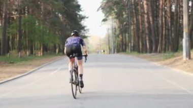 Triathlete eyer dışında şehir parkında bisikletsürme. Triatlon konsepti