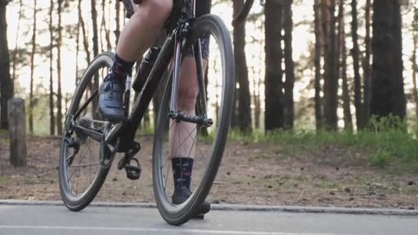 Atrakcyjna Urocza dziewczyna triathlete bliska strzał przed jazdą. Koncepcja triathlon. Kolarstwo szosowe — Wideo stockowe