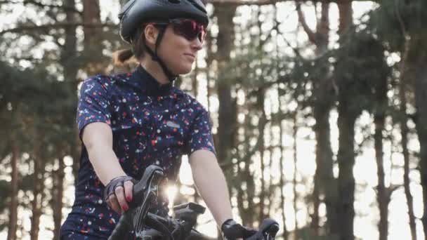 フィット幸せなサイクリストは、彼女のトレーニングライドを開始します。サイクリングのコンセプト。スローモーション — ストック動画