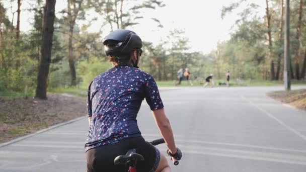 Mulher ciclista se preparando antes do passeio. Conceito de ciclismo. Um tiro nas costas. Movimento lento — Vídeo de Stock