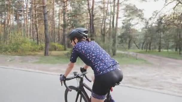 Femme cycliste en vélo dans le parc. Suivre le tir latéral. Formation cycliste — Video