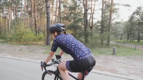 공원에서 자전거를 타는 여성 자전거. 사이드 팔로우 샷. 사이클링 트레이닝. 슬로우 모션 — 비디오