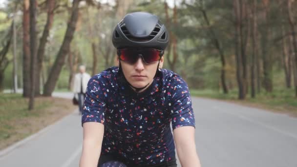 Meisje paardrijden fiets in het Park. Front follow shot. Cycling Training concept. Slow Motion — Stockvideo